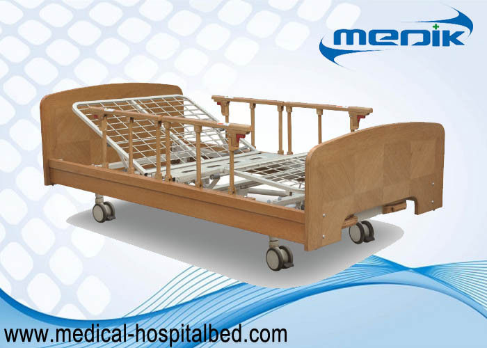 Dua manual Crank Nursing Home Ranjang Kayu Padat Struktur Aluminium Alloy Side Rail