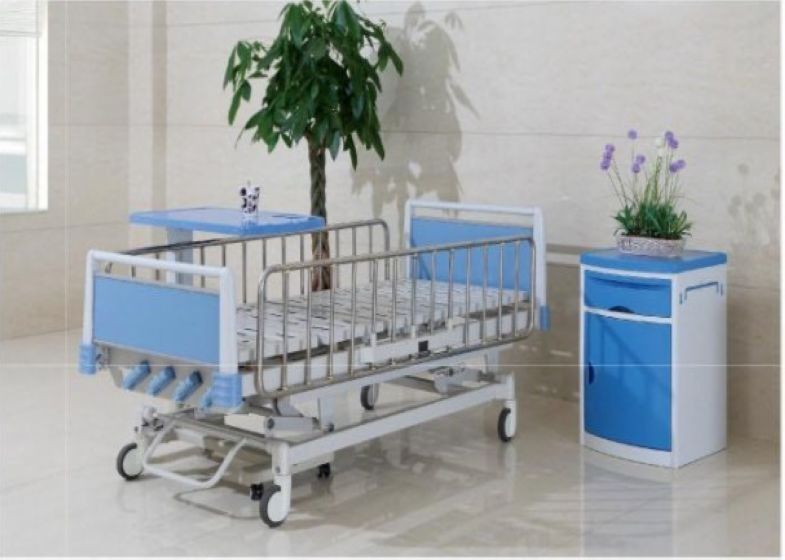 Tempat tidur rumah sakit pediatrik multi fungsi Manual Hospital dengan empat Cranks